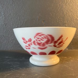 Sarregumines kaffeskål med dus rød blomst - Bellevue Vintage