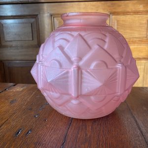 Art Deco vase i presset rosa glas fra Bellevue Vintage