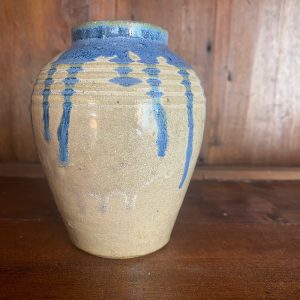 Grå keramikvase med blå løbeglasur fra Bellevue Vintage