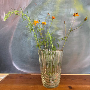 Fin fransk vase i presset glas fra Bellevue Vintage