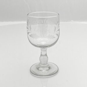 「Souvenir de la Fete」の文字が入ったお土産グラス - ベルビュー ヴィンテージ