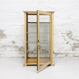 Small white display cabinet with 2 shelves