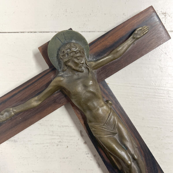 Mørkebrun kors med Jesus - ophæng_3