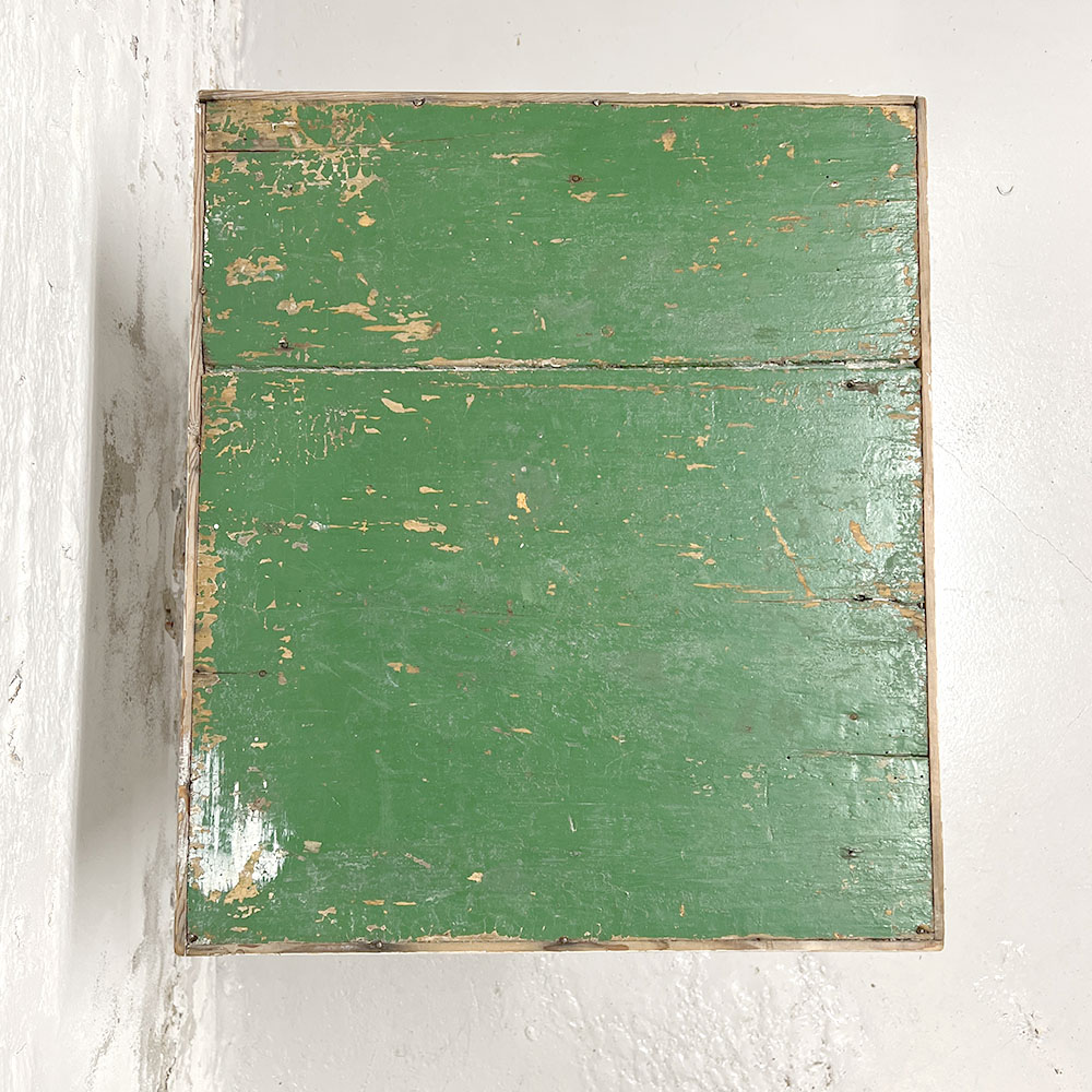 Fransk sidebord med grøn bordplade fra Bellevue Vintage