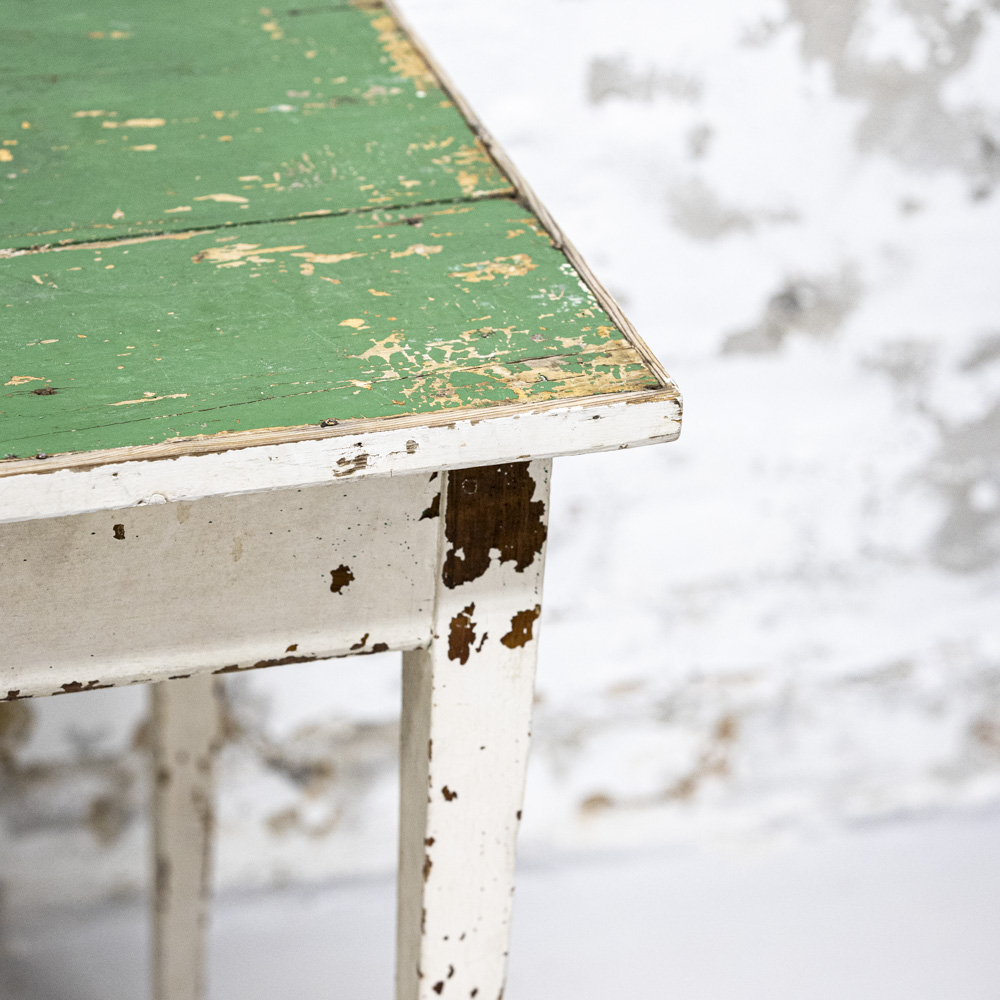 Fransk sidebord med grøn bordplade fra Bellevue Vintage