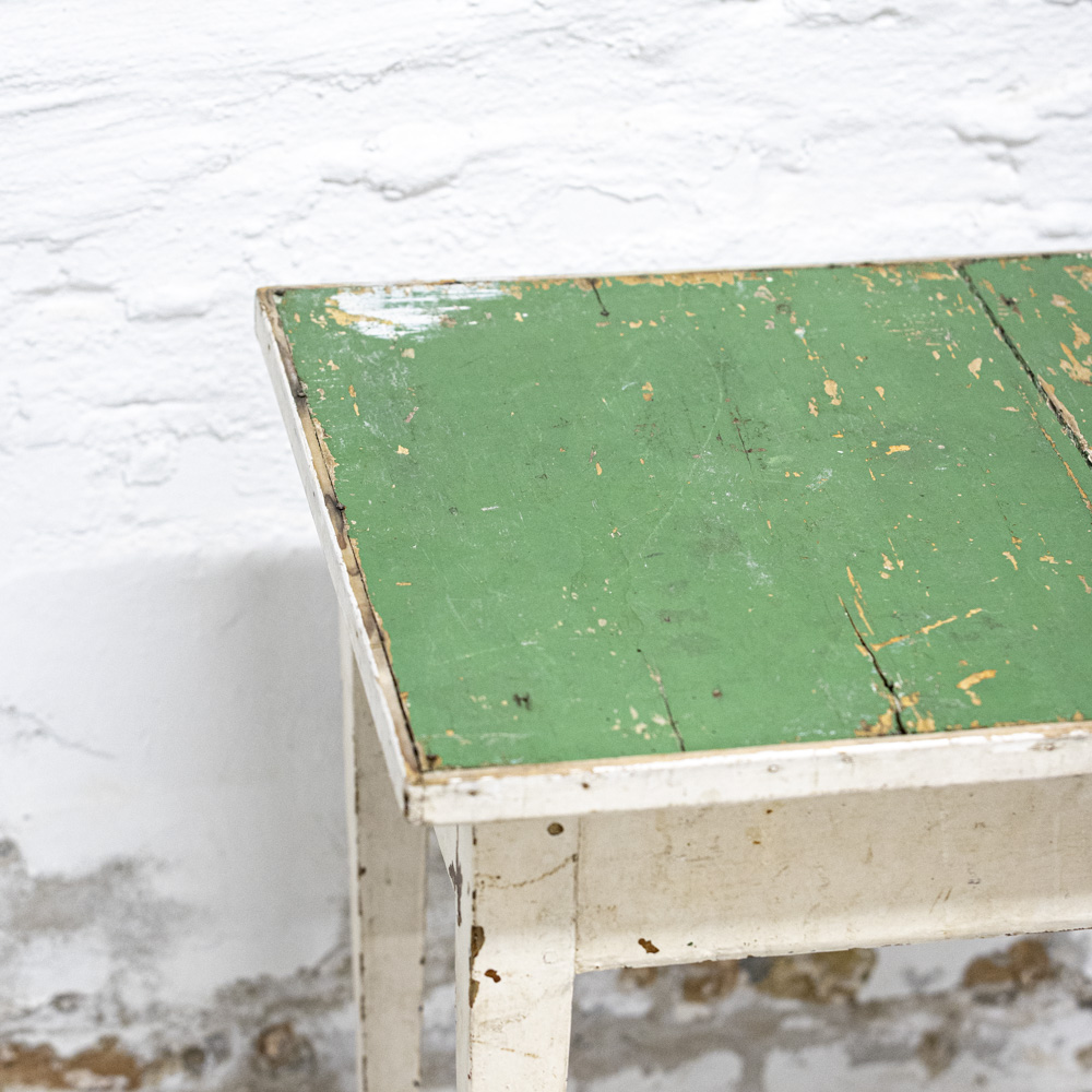 Fransk sidebord med grøn bordplade fra Bellevue Vintage