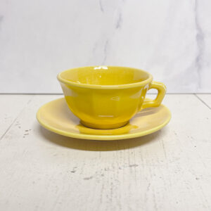Fransk kaffekop med underkop i solgul