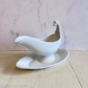 Fransk sovsekande i hvid porcelæn med panterhank