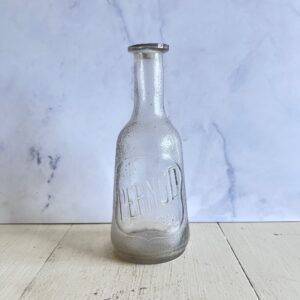 Fransk Pernod-karaffel i presset glas