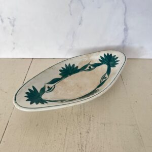 Fransk St. Amand fad med grønt bladmønster og patina