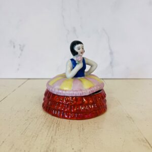 Fransk bonbonnière i porcelæn med badepige