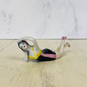 Fransk badepige-figur i sort og lyserød