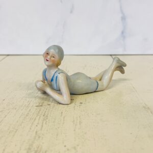 Fransk badepige-figur i lyseblåt