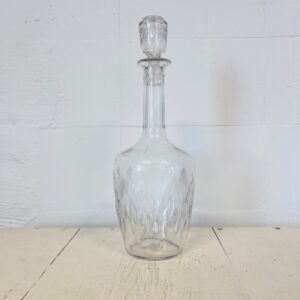 Fransk vinkaraffel i glas med slebne detaljer