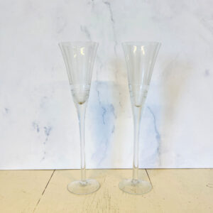 Sæt af to franske høje champagnefløjter i glas