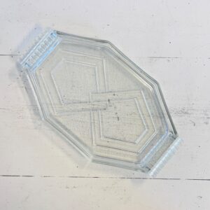 Fransk serveringsbakke i presset glas