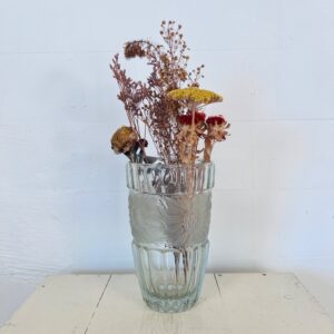 Fransk vase i glas med blomsterrelief
