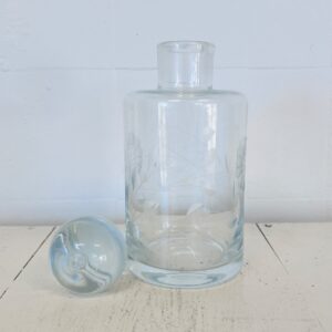 Fransk flaske i glas med graveret dekor og prop
