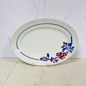 Fransk ovalt fad med sprøjtemalede blomster i rødt og blåt